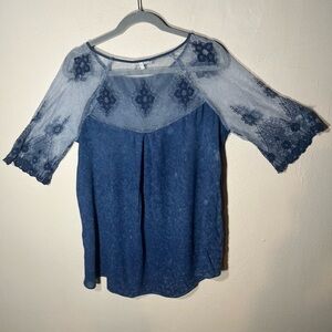 Dusky Blue Blouse Elbow Length Floral Mesh SZ XS Gimmicks by BKE. Lightweight